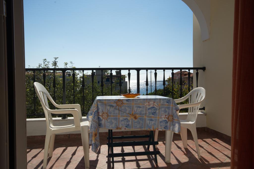 Studios Nelli Alonissos Patitírion Rum bild