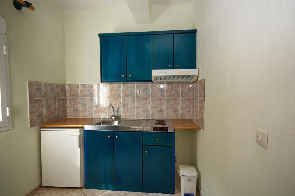 Studios Nelli Alonissos Patitírion Rum bild